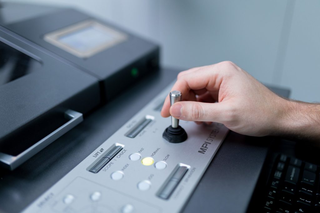 Operador utilizando equipo de inspección de Celestia Chip para control y análisis de componentes microelectrónicos